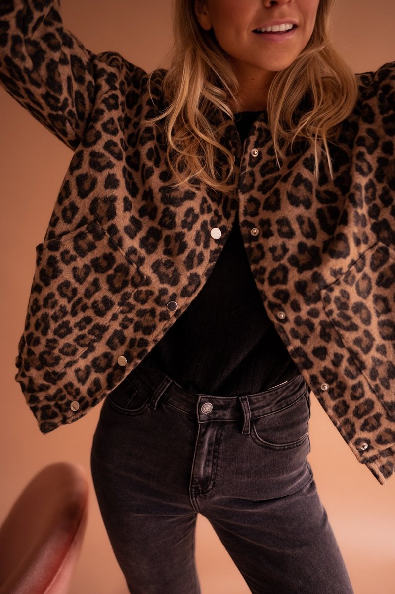Women's Oversized Leopard Print Snap-Front Jacket | Luisa in Leopard Print - Juana Fashion
